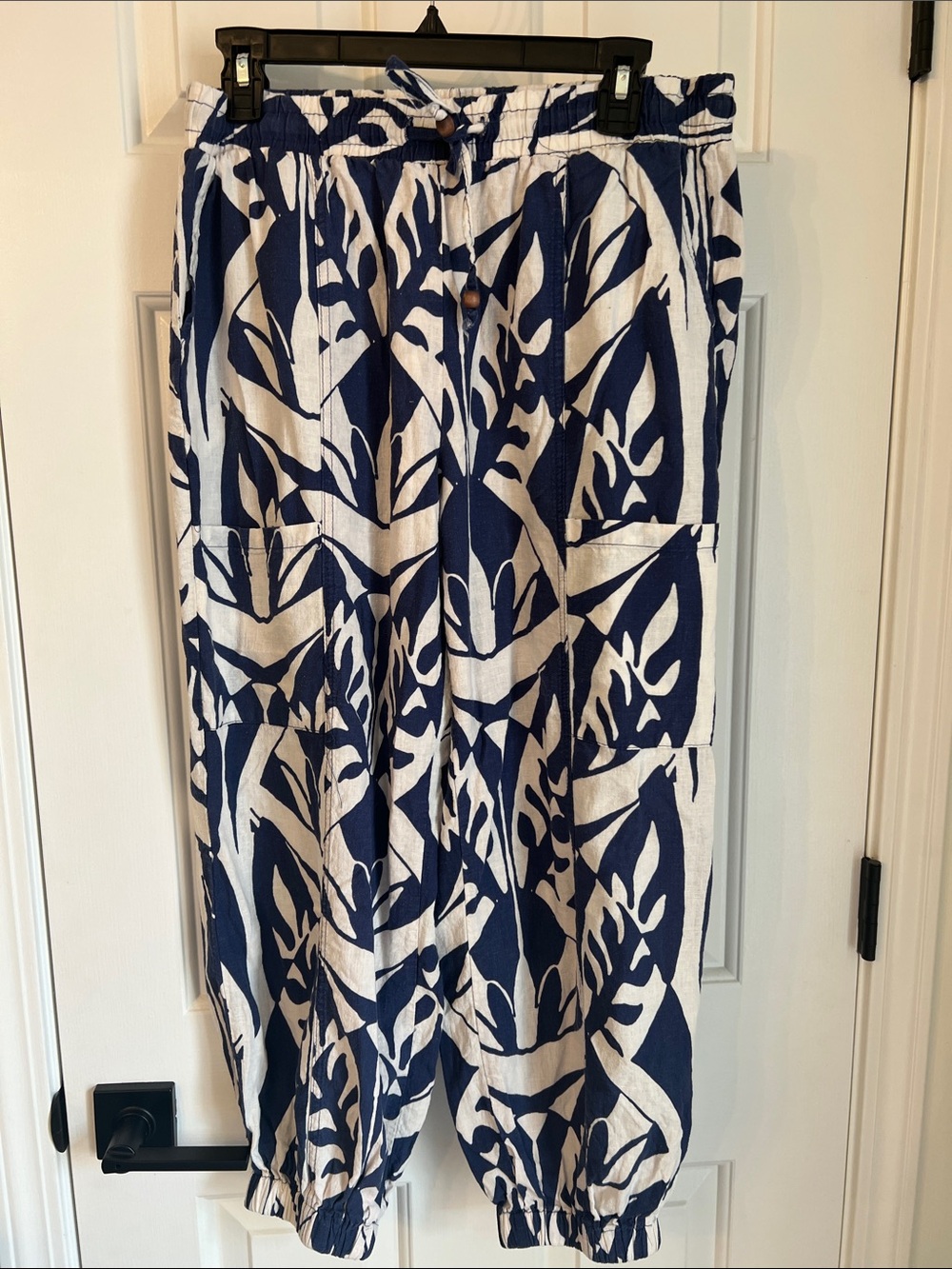 Rachel Zoe Navy and White Leaf-Print Drawstring Pants- Medium